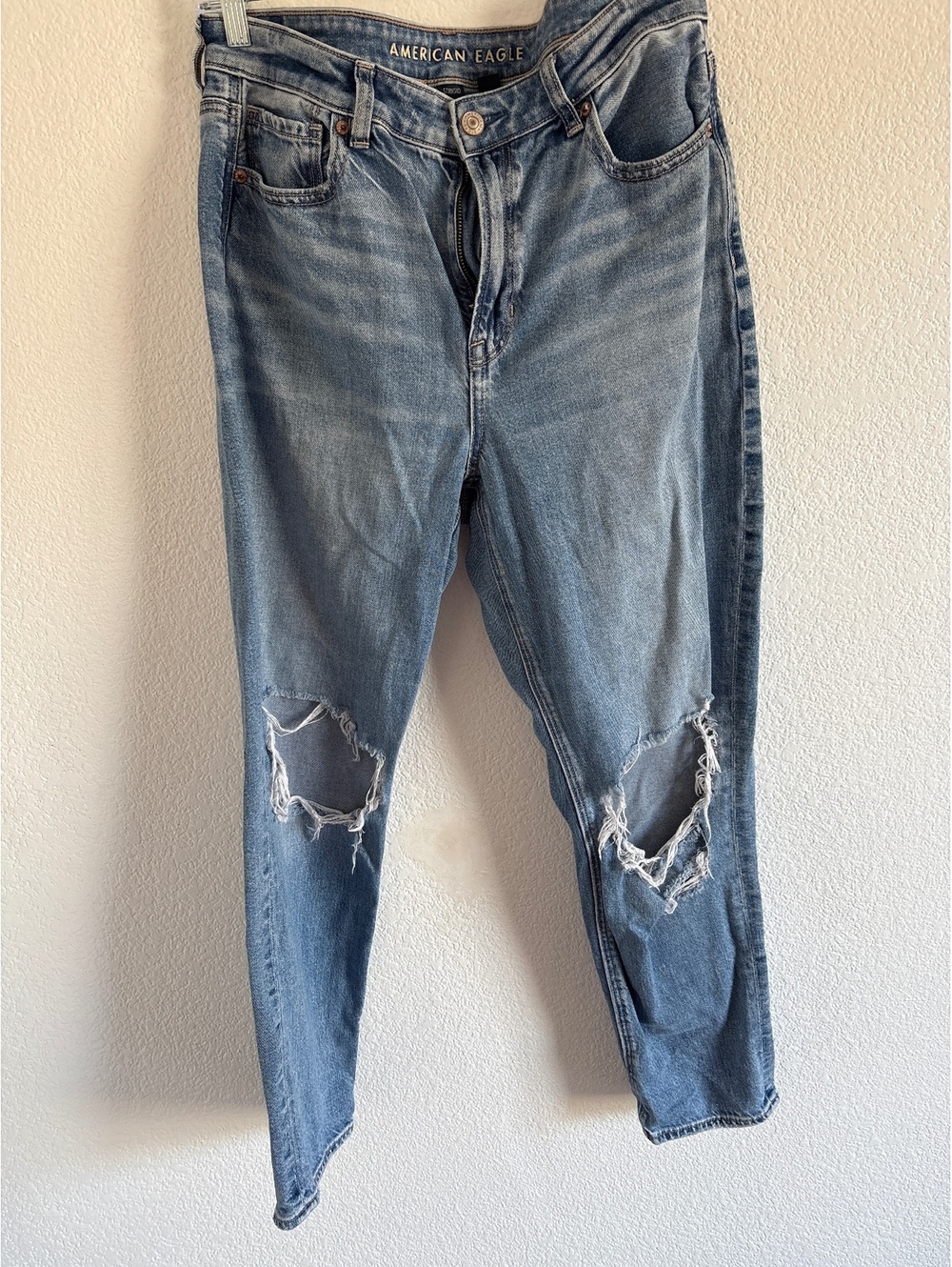 American Eagle Strigid Light Wash Distressed Ripped Jeans